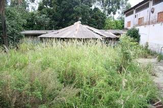 Um laticínio abandonado, na Vila Jacy, pode ser um dos focos de dengue (Foto: Marcos Ermínio)