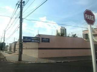 Faixa e cartaz em favor de Odilon foram fixados em esquina no Tiradentes. (Foto: Direto das Ruas)