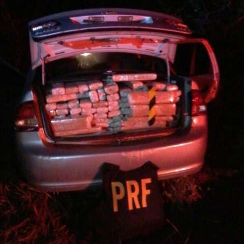 Traficante bate ve&iacute;culo carregado com 345 kg de maconha e acaba preso