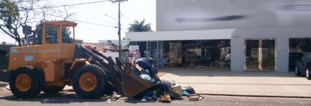 Prefeitura interrompe coleta de lixo e esquece at&eacute; trator em frente de loja