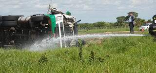  Metade do álcool de carreta que tombou na BR-262 vazou no solo