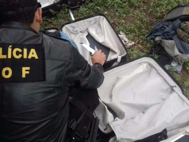 Peruano &eacute; preso na fronteira com coca&iacute;na em blusa e no fundo de mala