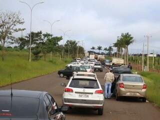 Congestionamento chega a dois quilômetros e saída para Aquidauana está bloqueada. (Foto: André Bittar)
