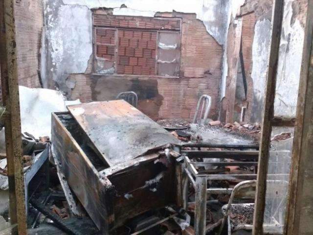 Bombeiros descartam explos&atilde;o e culpam vazamento por inc&ecirc;ndio em ed&iacute;cula