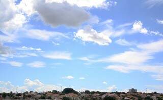 Campo Grande amanheceu com céu parcialmente nublado e previsão é de chuva. (Foto: Marcos Ermínio) 