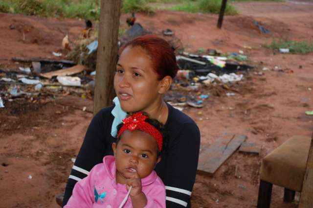 Sem moradia adequada, fam&iacute;lias temem ficar sem luz em favela