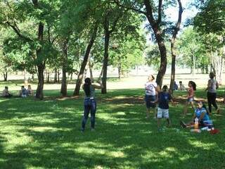 Famílias aproveitam sombra das árvores para brincar e descansar (Foto: Alcides Neto)