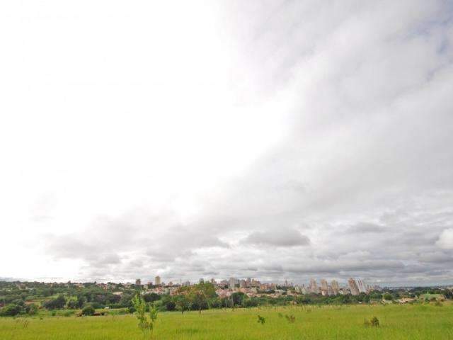Ter&ccedil;a-feira amanhece com c&eacute;u nublado e previs&atilde;o &eacute; de chuva em Campo Grande
