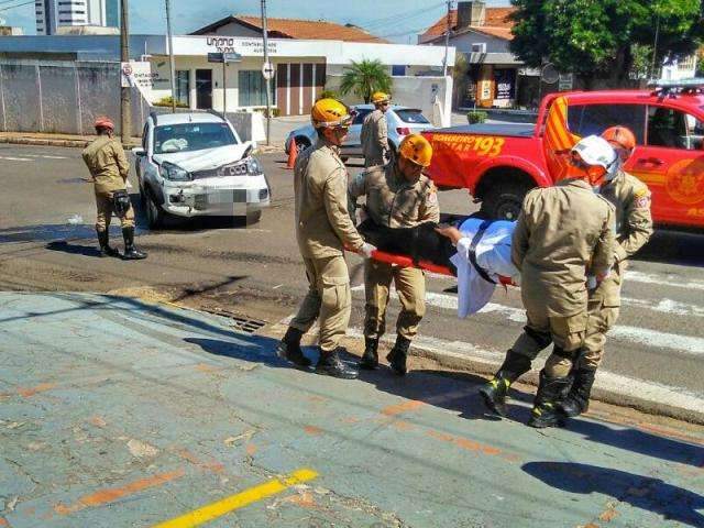 Condutor fura sinal vermelho e mulher fica ferida na Ant&ocirc;nio Maria Coelho 