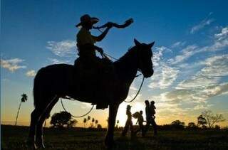 Tocador de berrante no pôr-do-sol sul-mato-grossense (Foto: assessoria de imprensa do Governo do Estado) 