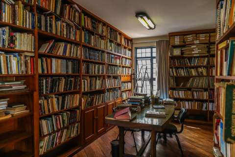 Biblioteca é o recanto do colecionador apaixonado pelos livros e pela história 
