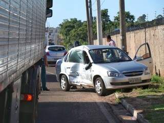 Em razão do acidente, o carro teve a lateral danificada e foi parar no acostamento (Foto: Henrique Kawaminami) 