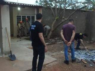 Trabalhos das equipes do Corpo de Bombeiros e Polícia Civil na casa onde o corpo foi encontrado (Foto: André Barbosa - JP News) 