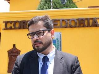 Advogado do PM, Thiago Pereira Gomes, acompanhou cliente em depoimento e deu entrevista em frente à Corregedoria (Foto: Henrique Kawaminami)