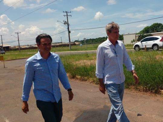 Prefeito vai a evento contra dengue e se re&uacute;ne com a governadora em exerc&iacute;cio