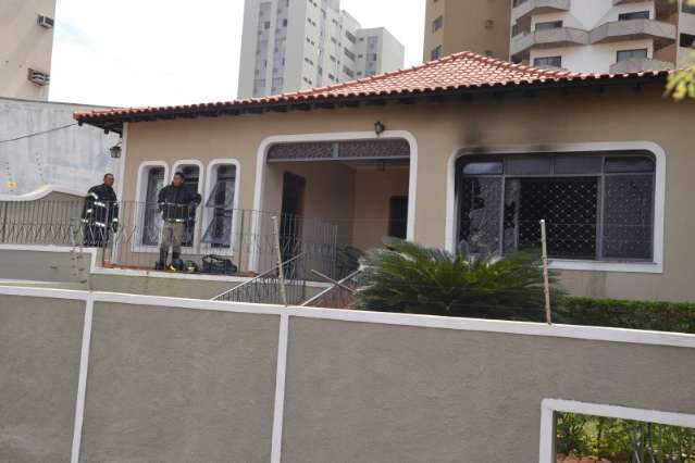 Idosa acende vela para santo e incendeia casa no Centro da Capital