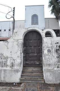 Abandonada, mans&atilde;o hist&oacute;rica tem piscina suja que &eacute; risco para vizinhos