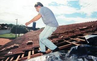 Foto mostra Puccinelli em cima de telhado de escola em Campo Grande; segundo ele, desafios como governador são ainda maiores. (Foto: Denilson Secreta/reprodução Facebook)