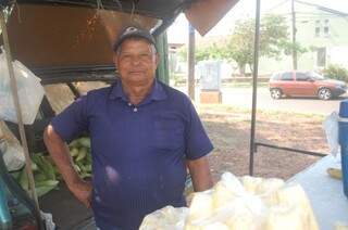 O calor não desanimou o vendedor de milhos, no Tijuca.(Foto: Adriano Fernandes)