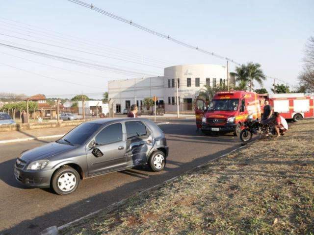 Colis&atilde;o entre moto e ve&iacute;culo fere dois jovens na Gunter Hans 
