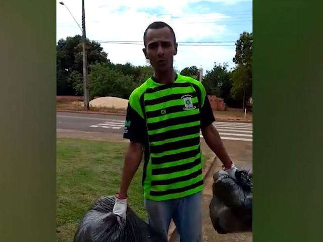 Adriano sonha em cantar na TV e divulga sertanejo enquanto recolhe lixo