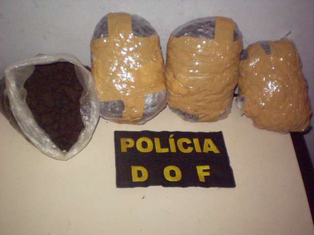 Paraguaios s&atilde;o presos com 8 quilos de haxixe em motor de carro