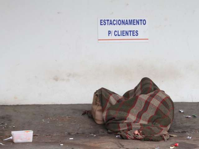 Em tr&ecirc;s dias, primeira frente fria do ano levou 242 moradores de rua para abrigo