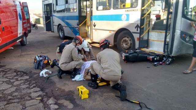 Ônibus com 30 passageiros colide em moto e jovem fratura o fêmur