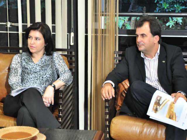  Simone aproveita visita federal para garantir recurso e padrinho ao Estado