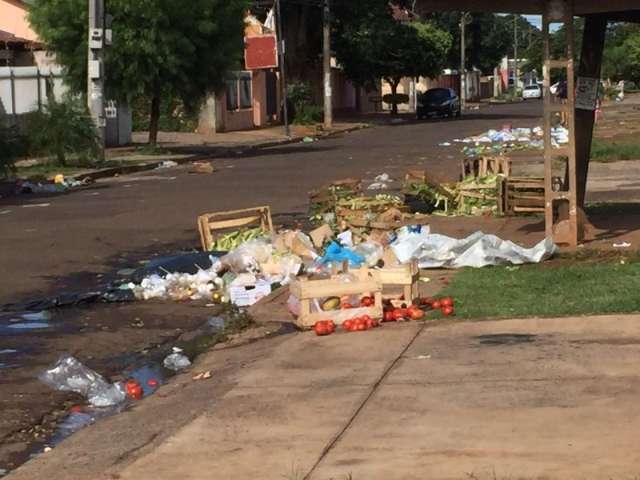 Feira acaba, mas lixo fica na rua e incomoda moradores  Tiradentes