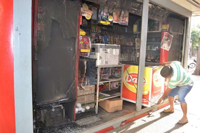 Curto-circuito em freezer destr&oacute;i parte de banca de revistas no Centro