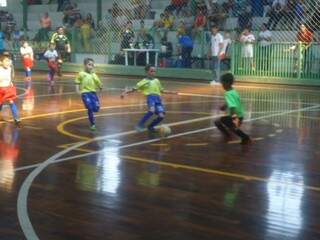 Lance de um dos sete jogos que aconteceram no fim de semana na Copa Pelezinho de Futsal (Foto: Divulgação)