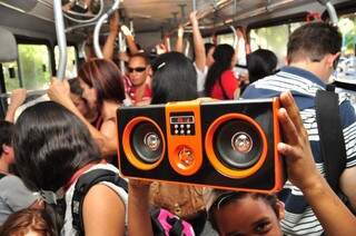 Caixa de som nos ônibus virou mania entre os adolescentes. (Foto: Arquivo Campo Grande News)