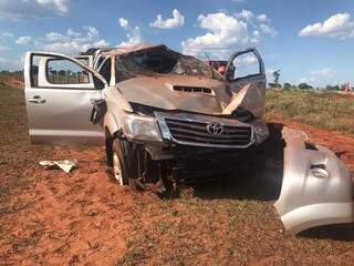 Veículo capotou e ficou com dianteira destruída. (Foto: Liniker Ribeiro)