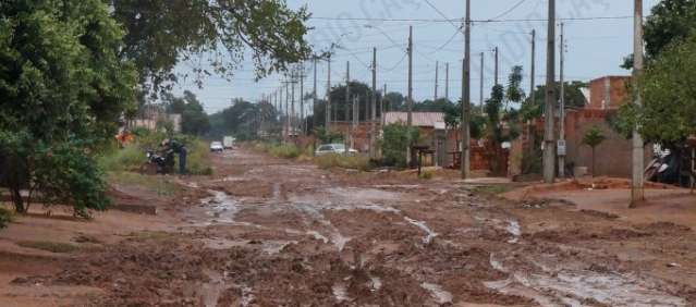 Forte chuva deixa ruas cheias de lama e intransit&aacute;veis em Tr&ecirc;s Lagoas