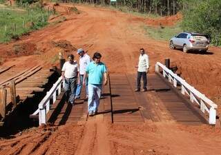 Prefeito vistoria reforma de ponte na zona rural de Naviraí; três serão construídas para atender regiões produtoras (Foto: Divulgação)