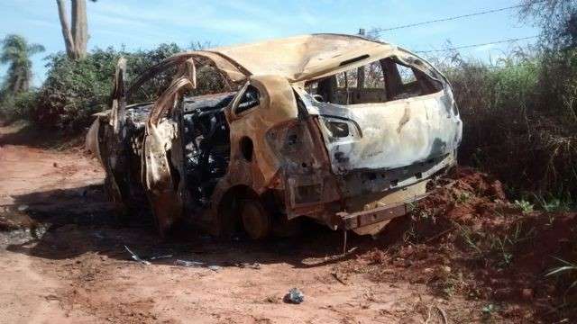 Carro incendiado e abandonado h&aacute; 20 dias intriga moradores