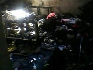 Parte do telhado da residência despencou e todos os pertences foram perdidos  no incêndio. (Foto: Direto das Ruas) 