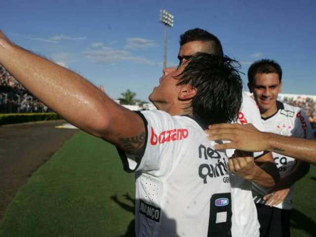  Com um a menos, Corinthians sofre, mas vence o Mirassol por 3 a 2
