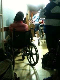 Pacientes se espremem para consulta na Ortopedia da Santa Casa nesta quinta.