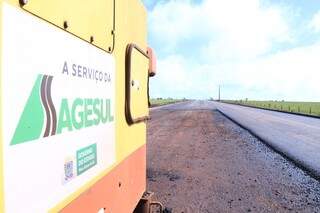 Obra de pavimentação de estrada na região de Sidrolândia para facilitar o escoamento da produção (Foto: Agesul/Divulgação)