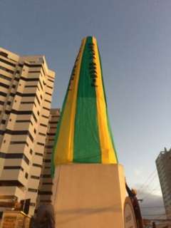 Obelisco amanhece de verde-amarelo para nova manifestação