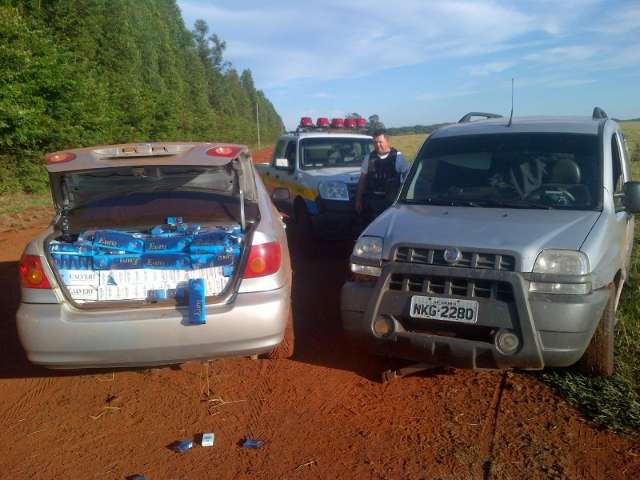 Motoristas abandonam ve&iacute;culos abarrotados de cigarros contrabandeados 