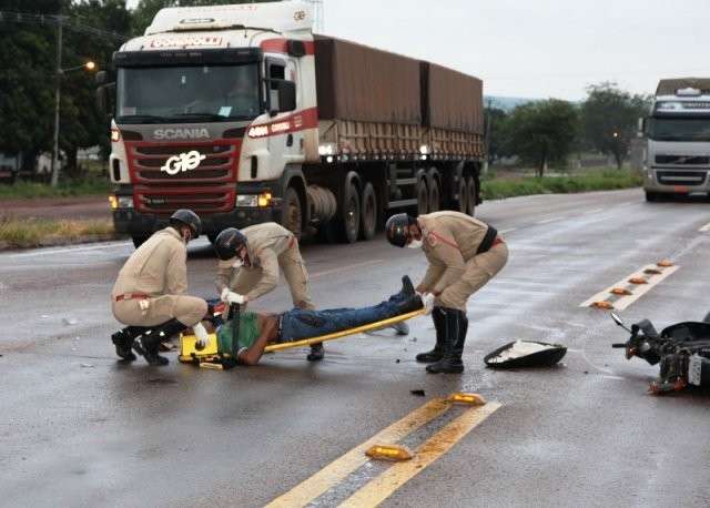 Motociclista fica ferido ao colidir com caminh&atilde;o na BR-163 em Coxim