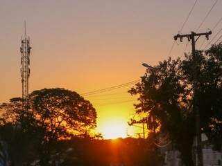 Amanhecer do sol nesta quinta-feira na Vila Carvalho em Campo Grande (Foto: Henrique Kawaminami)