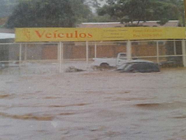 Com chuva, c&oacute;rrego transbordou e alagou casas na Ernesto Geisel