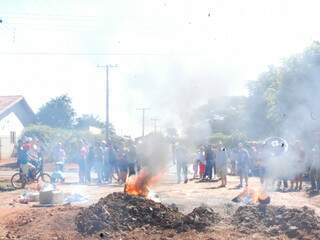 Moradores colocaram fogo em pneus durante protesto. (Foto: Pedro Peralta)