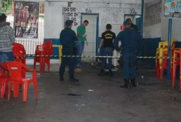 Clientes fogem ao ouvir tiros e homem &eacute; morto em banheiro de lanchonete