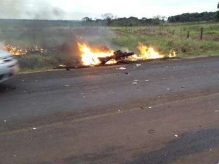 Moto pega fogo ao ser atingida por veículo em bloqueio de indígenas na MS-289