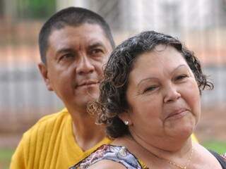 Roberto queria um carro, mas não conseguiu comprar. Agora, quer viajar. A esposa, Célia, também quer espairecer, mas espera mesmo é emagrecer. (Foto: Alcides Neto) 